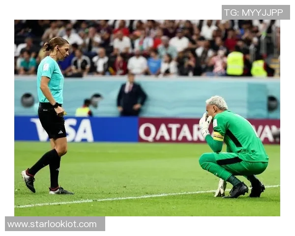 球场惊现足球明星偷袭门将的精彩瞬间引发热议