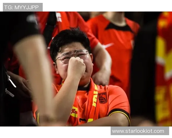 中国足球明星吐舌瞬间引发热议球迷热情高涨展现个性魅力